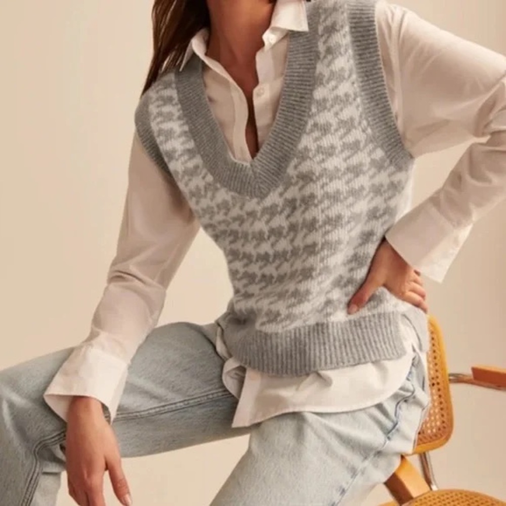 Abercrombie & Fitch Gray V-Neck Sweater